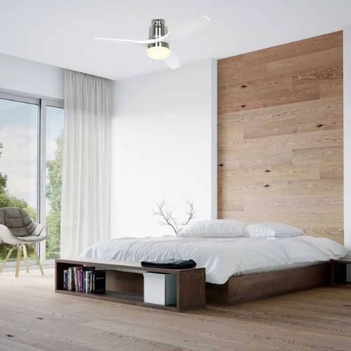 Ventilateur plafond reversible dans une chambre en bois et blanc 